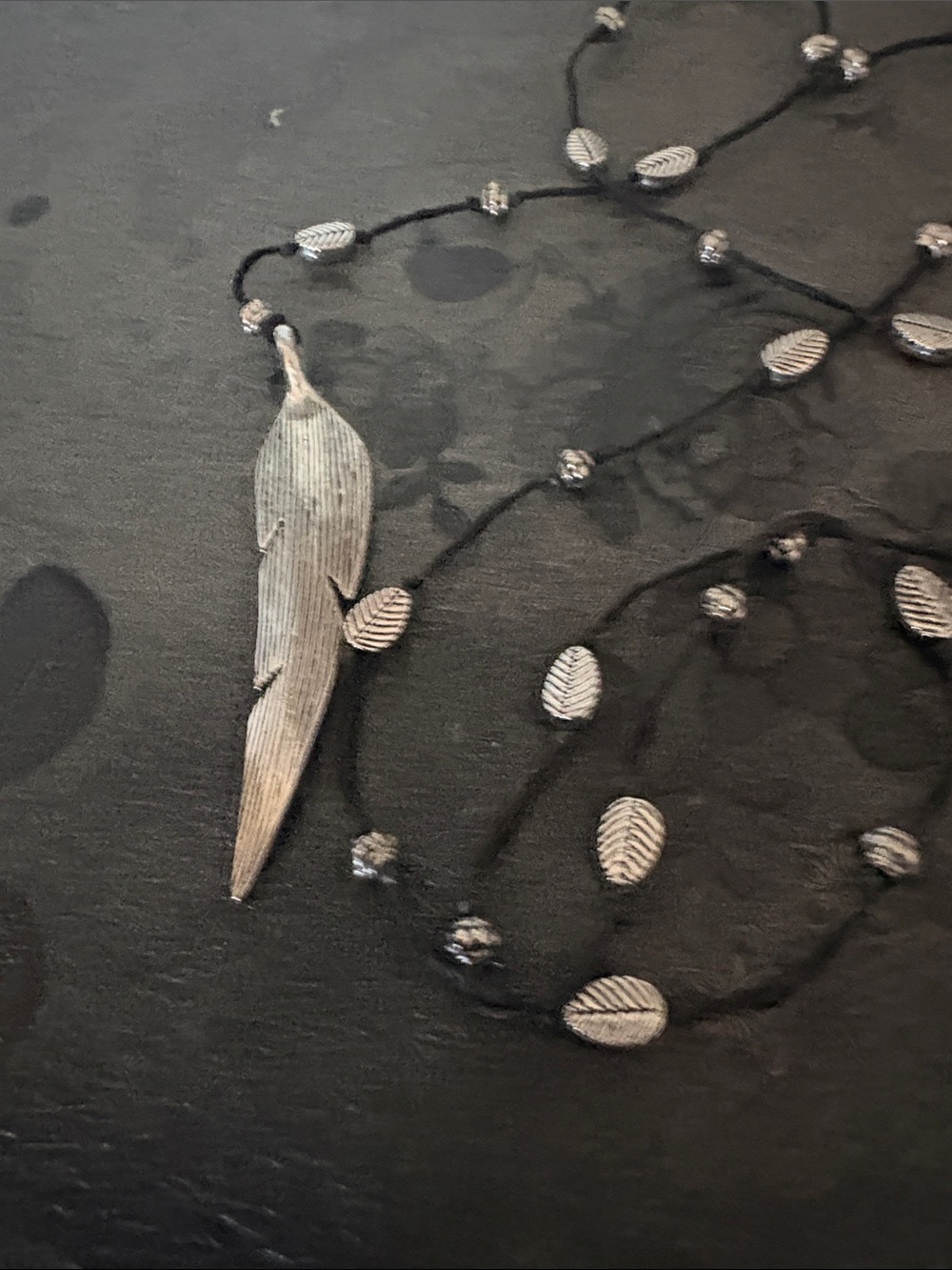 VINTAGE BOHO STYLE LEAF PENDENT LEAf ACCENTS ON BLACK CORDED LARIAT 63" NECKLACE - Picture 3 of 9